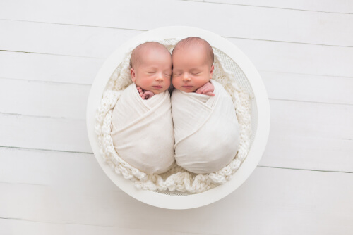Rodičia dvojičiek dostanú vyšší príspevok pri narodení.